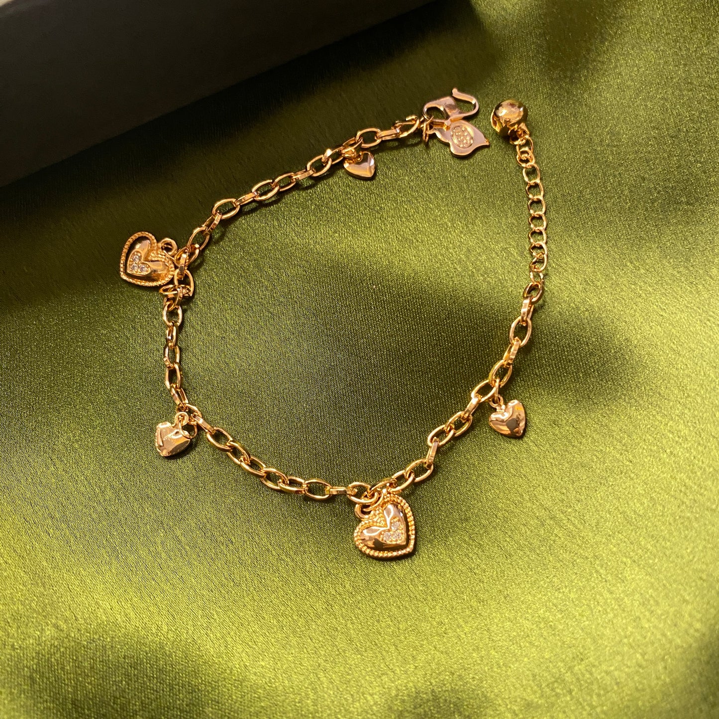 Dangling Hearts Chain Bracelet in Gold