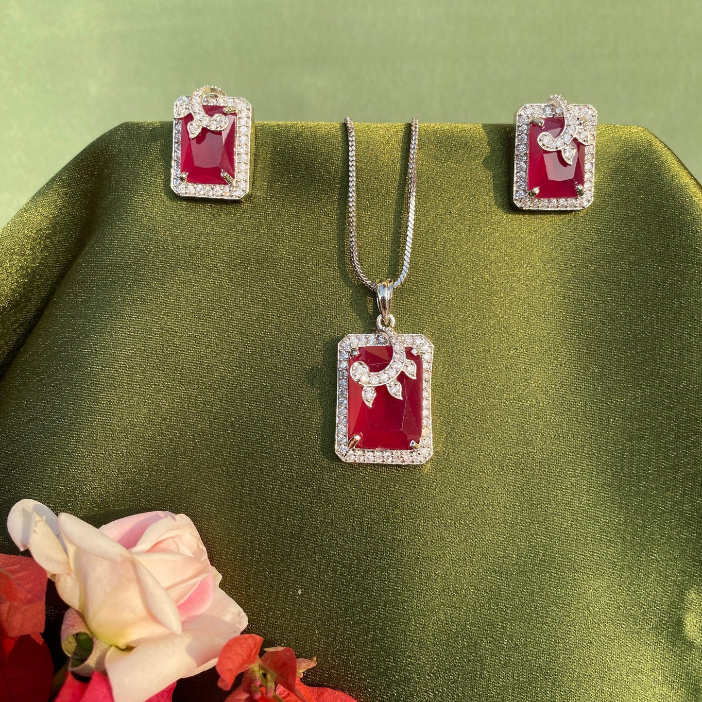 Graceful Coloured Stone Pendant Set with Chain