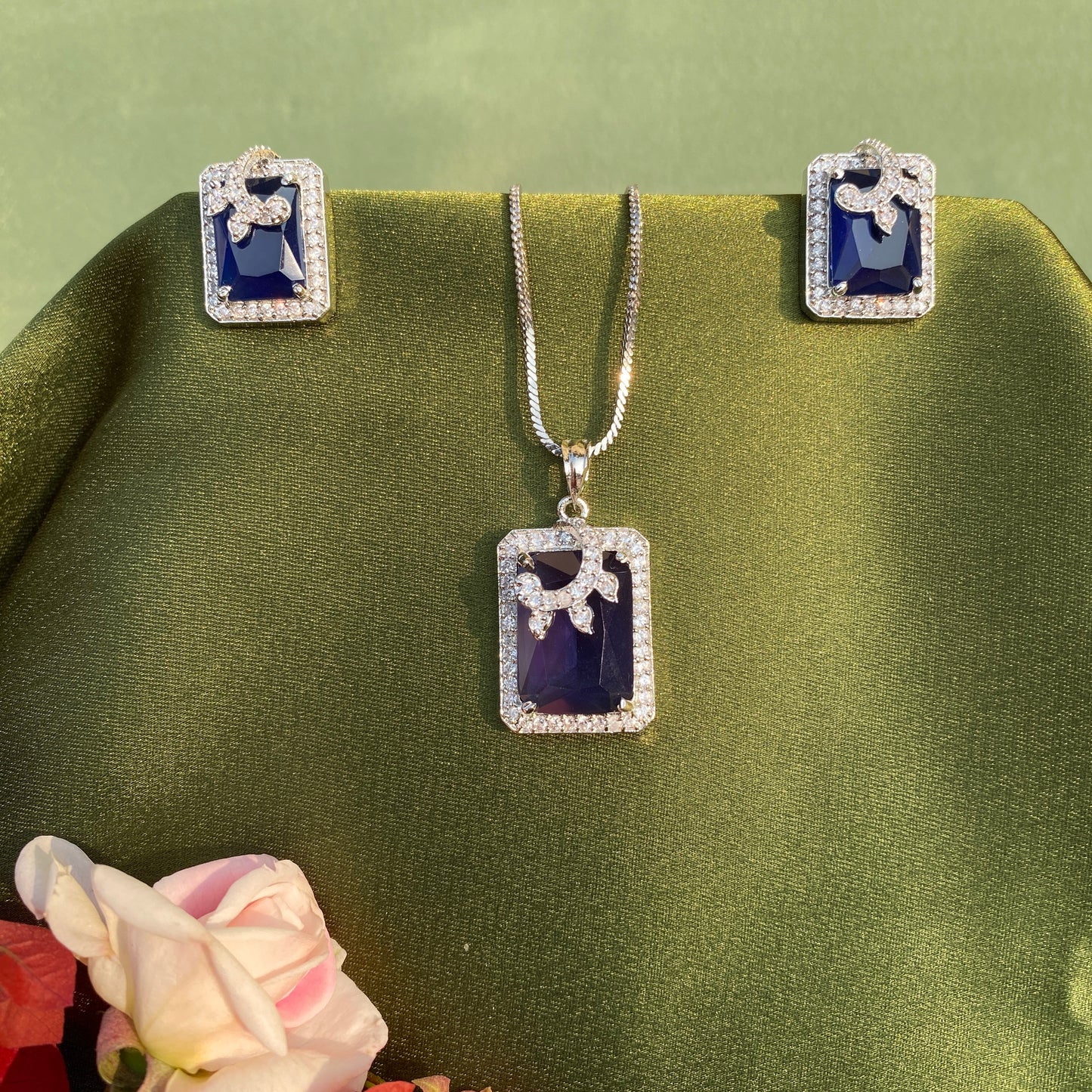 Graceful Coloured Stone Pendant Set with Chain