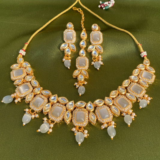 Striking Polki and Kundan Heavy Necklace Set with Maang Tika